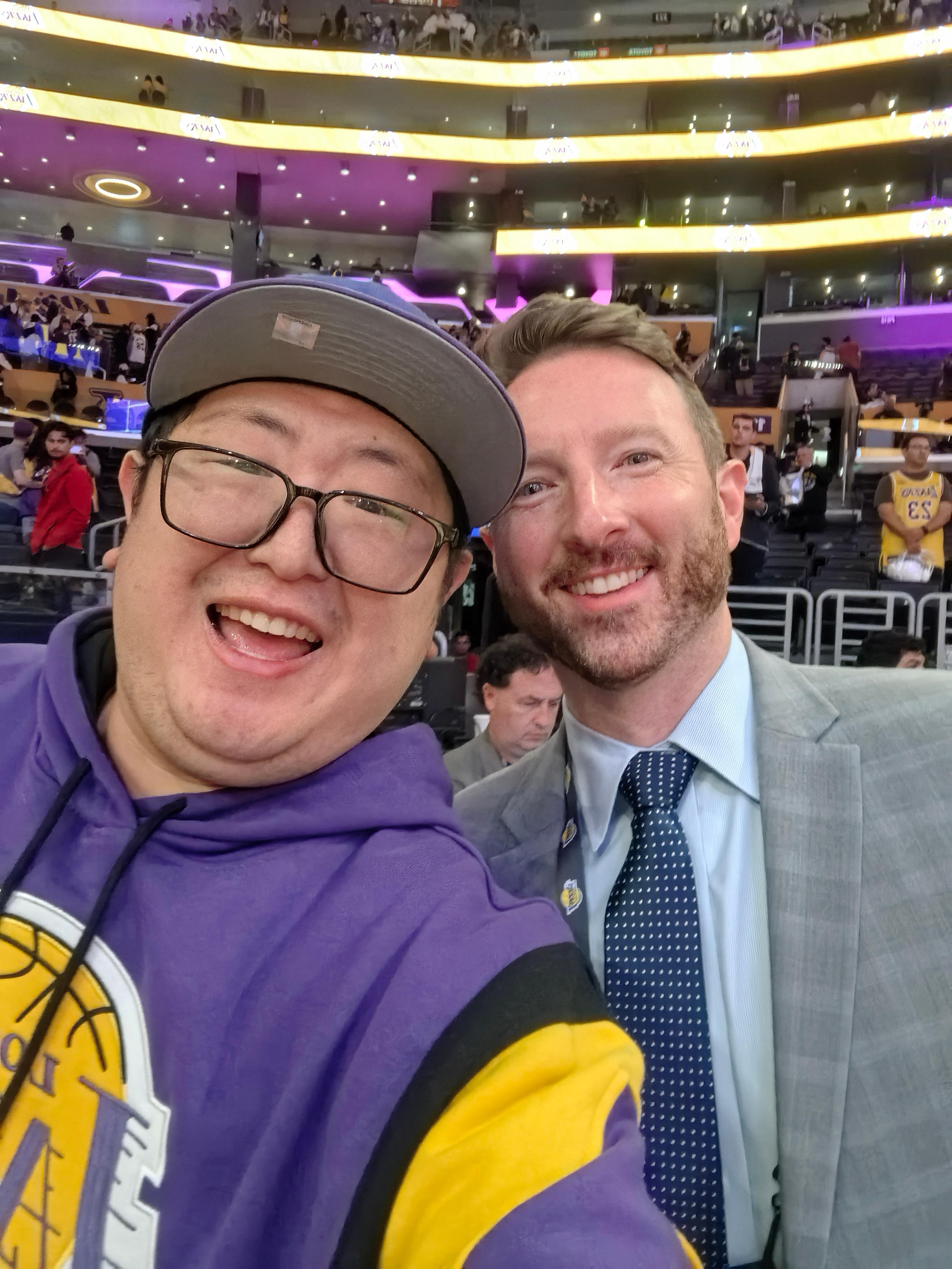 今天在现场见证了湖人的一场非常紧张的胜利. 在现场大家都快疯了，尤其最后crun