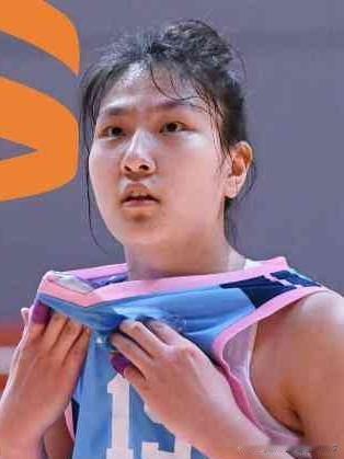 李月汝的妹妹李玉乾，17岁，身高1.92‑1.93米。小姑娘眉眼清秀，长相靓丽，