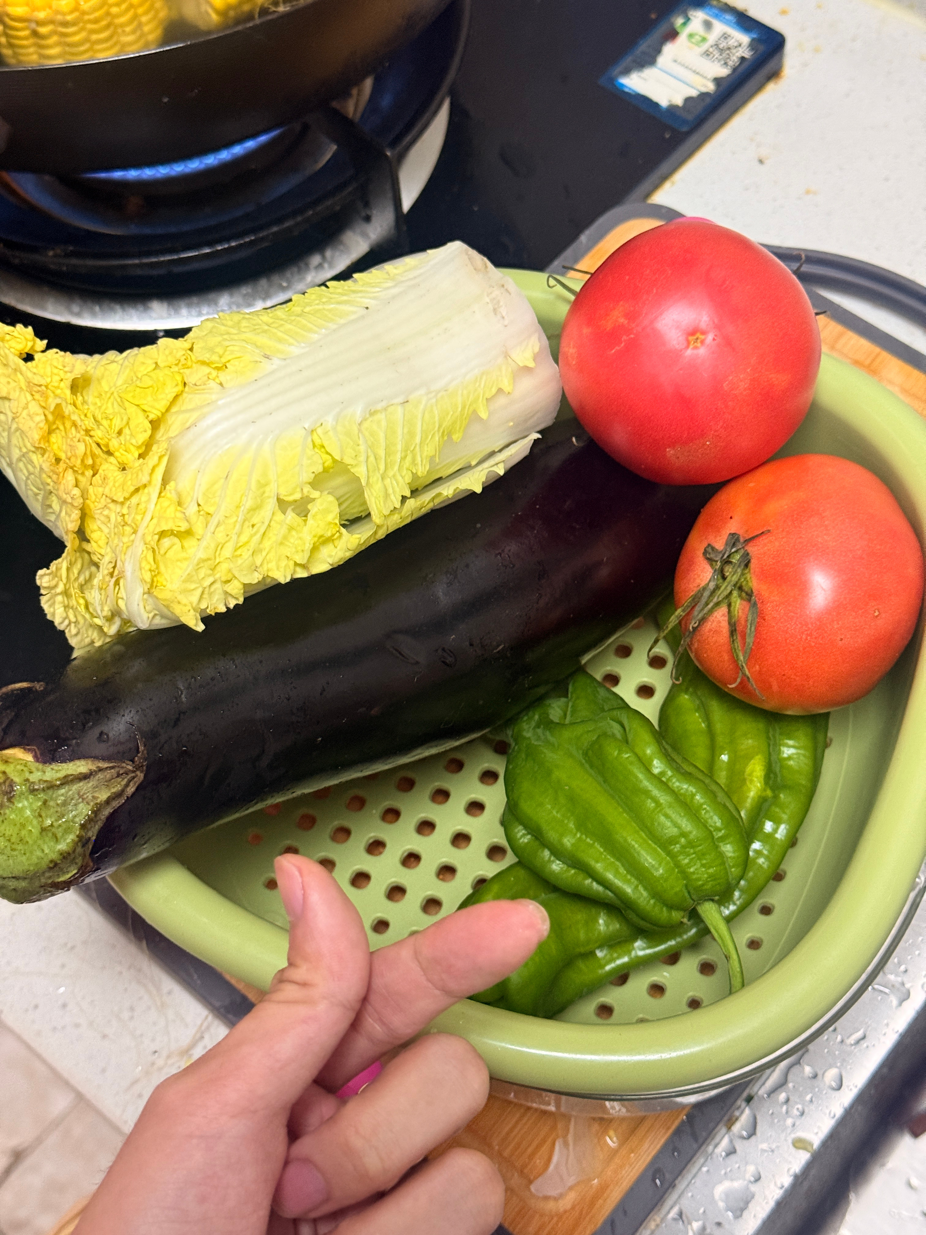 我要开始做饭了 今天做三个菜 茄辣西 口蘑炒芦笋 冰糖大肘子 