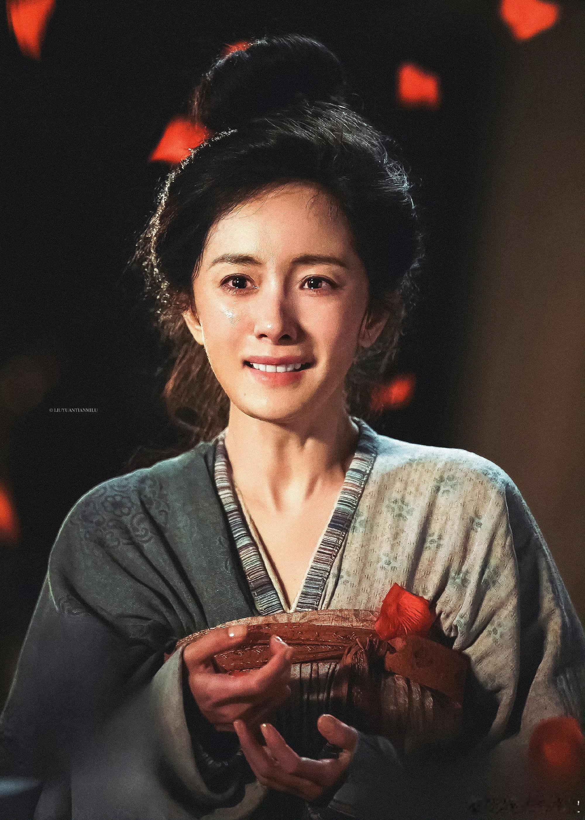 杨幂生图的状态随时在线 无精修原生镜头下杨幂依旧能打，皮肤紧致身形优越，自带从容