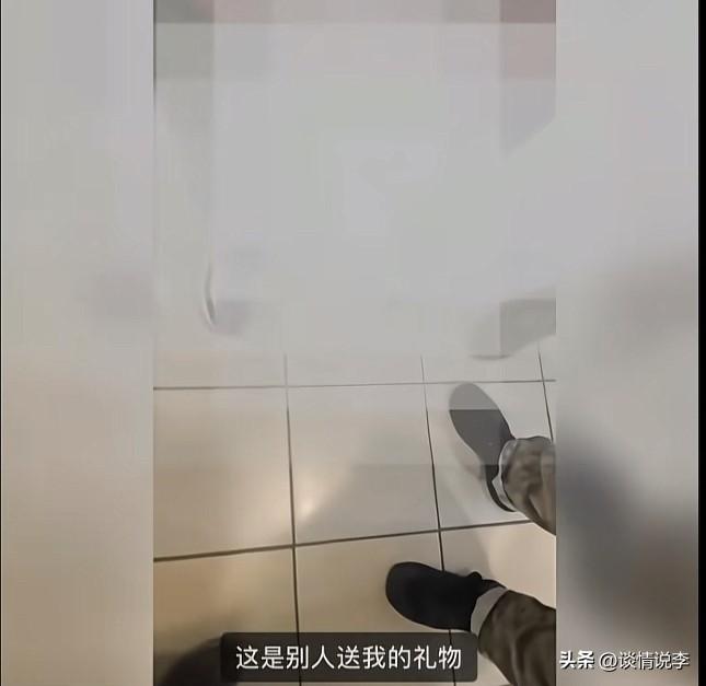 刚刚看了陈宇昕在教室门口被同学围住的视频，同学让他交出那面旗子，他竟然不愿意交出