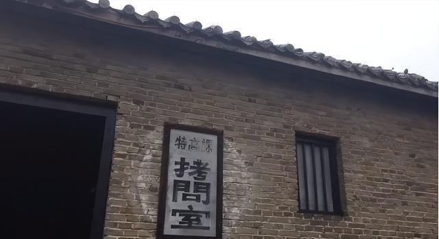 二战时期的“特高课”通过逮捕、刑讯控制肉体，以制造恐惧来统一思想。今天的日本“国