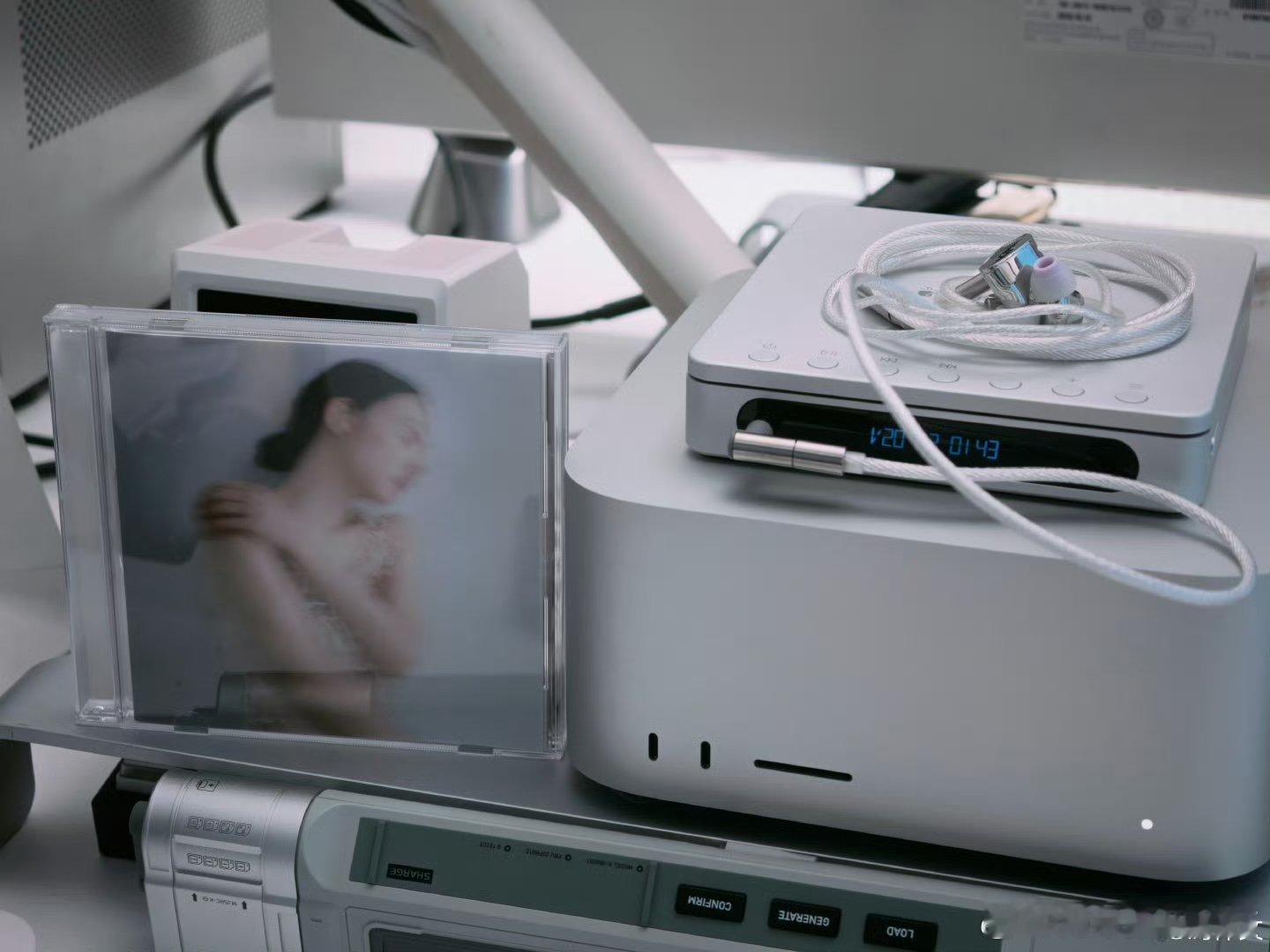 这不就是使用苹果 Mac Studio 启动的 CD 机了么！ ​一公务员称孕期
