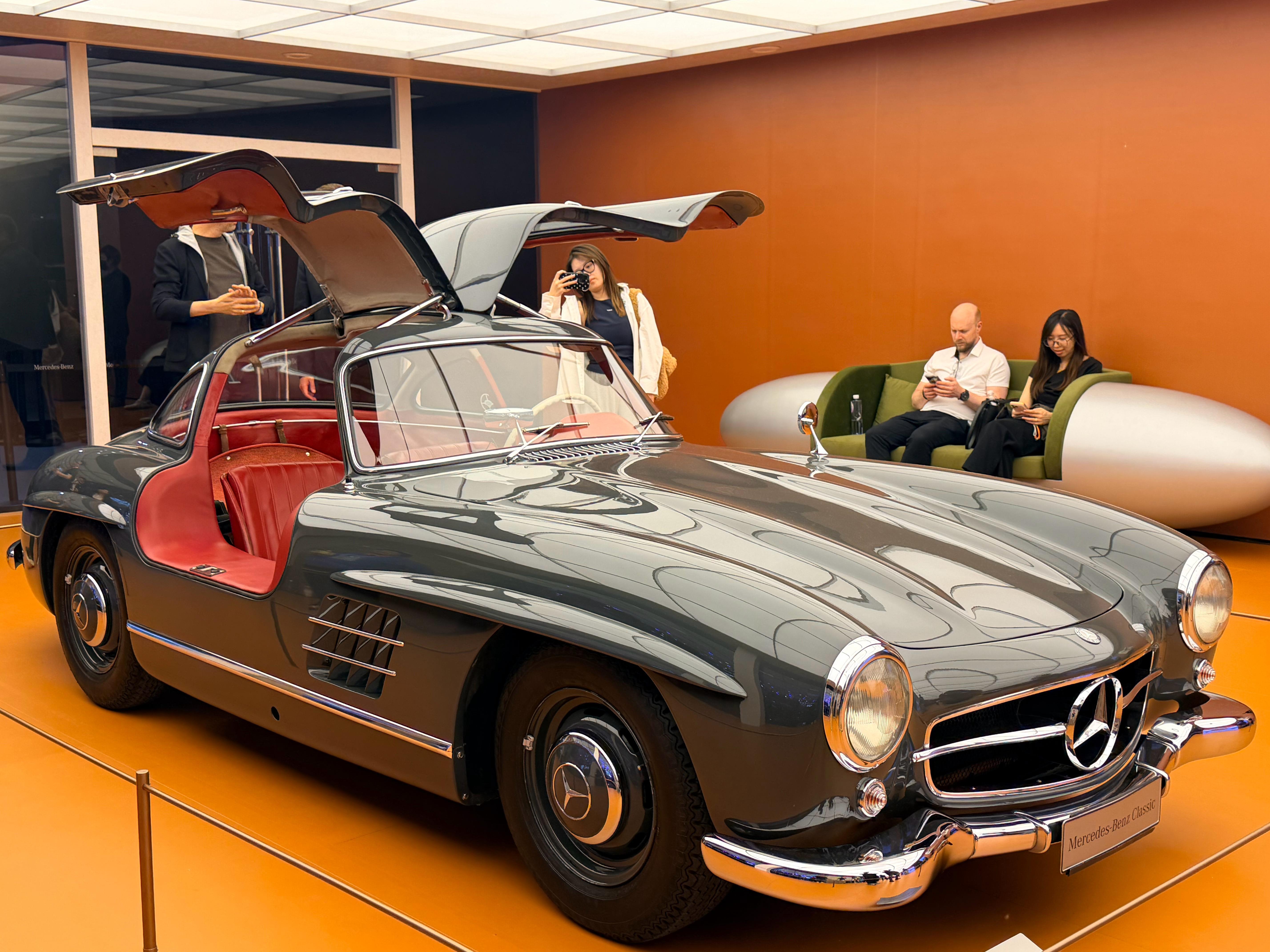 其实今天展会里最让我感觉震撼的是奔驰展台，数量古董级别的展车和“奔驰140年”的