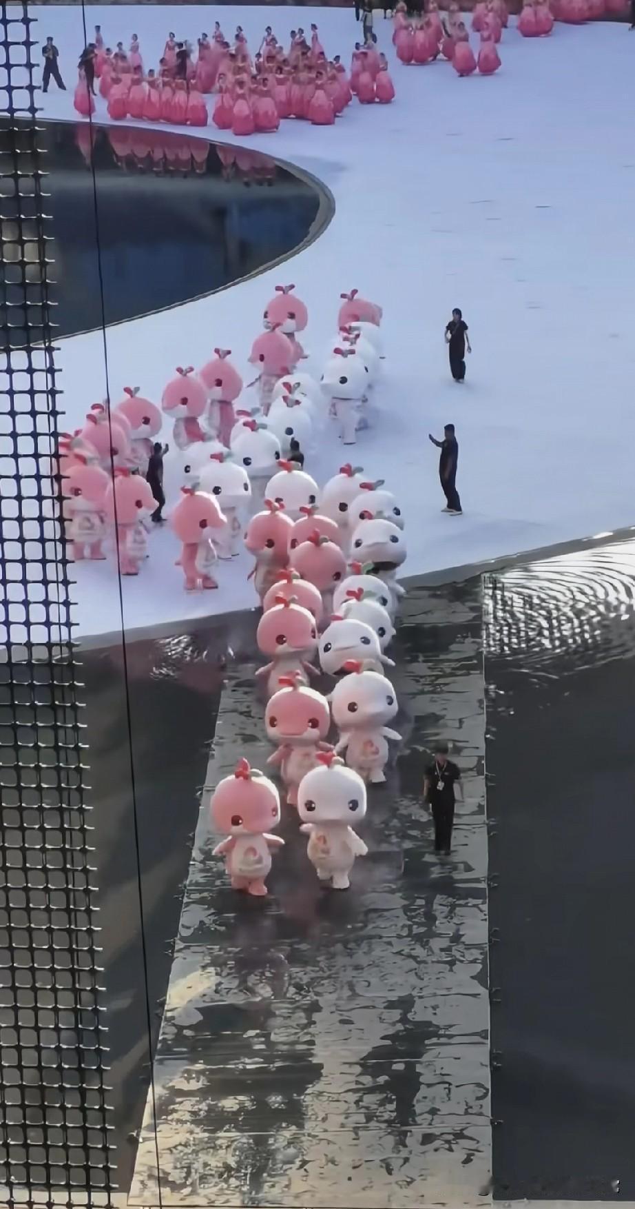 全运会“大湾鸡”集体下班!
 
谁能想到全运会开幕式散场，最炸的是这波“小鸡下班