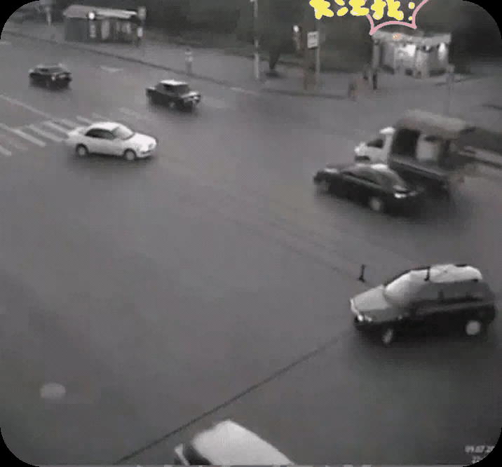 被腰斩了！在高速行驶的摩托车面前，小轿车单薄得犹如一张纸。要是副驾上有人，那便是