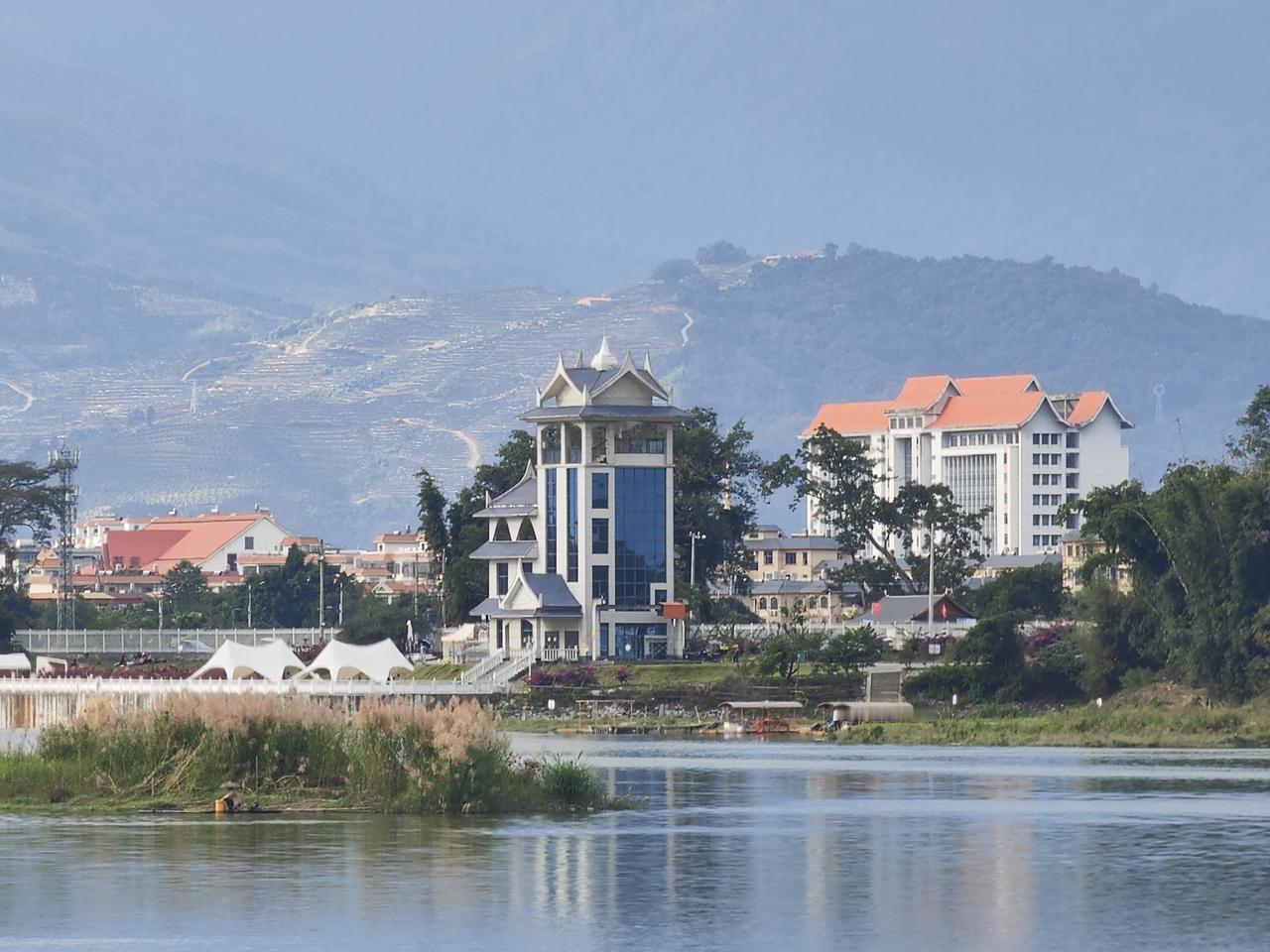 今天随手拍了不少美图，真的太出片！
午后抬头，那片天空就像透亮的蓝宝石，丝丝缕缕