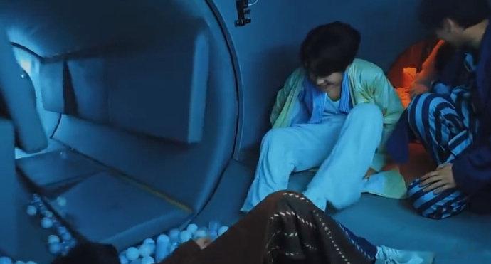 张真源密逃真钻洗衣机了密室大逃脱从前的人形挂件不断突破自我，张真源钻进滚筒洗衣机