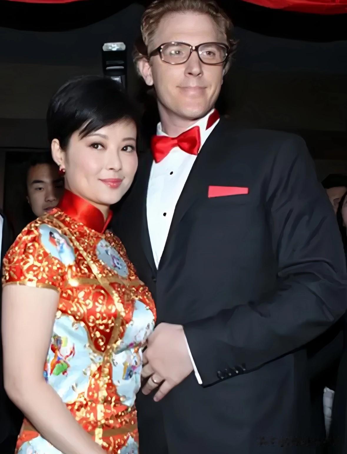 这是袁立与加拿大男友林博文的一张合影。当年袁立和加拿大富翁林博文认识才4个月后，