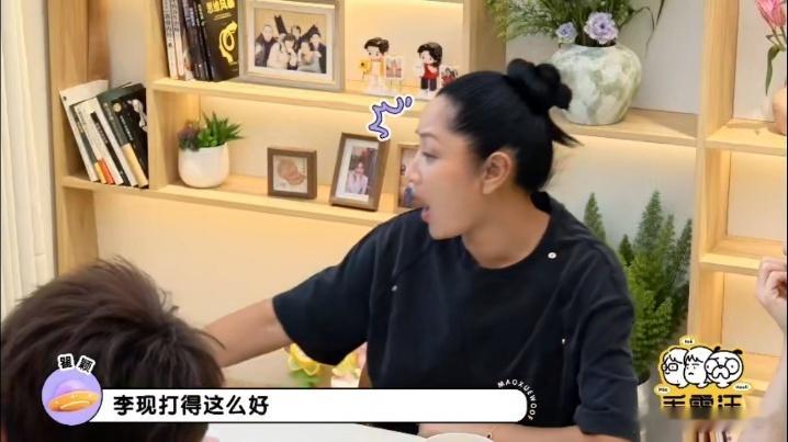 瞿颖想看李现打网球比赛瞿颖夸李现网球动作漂亮 瞿颖蒙脸认人，唯一没认出来的是李现