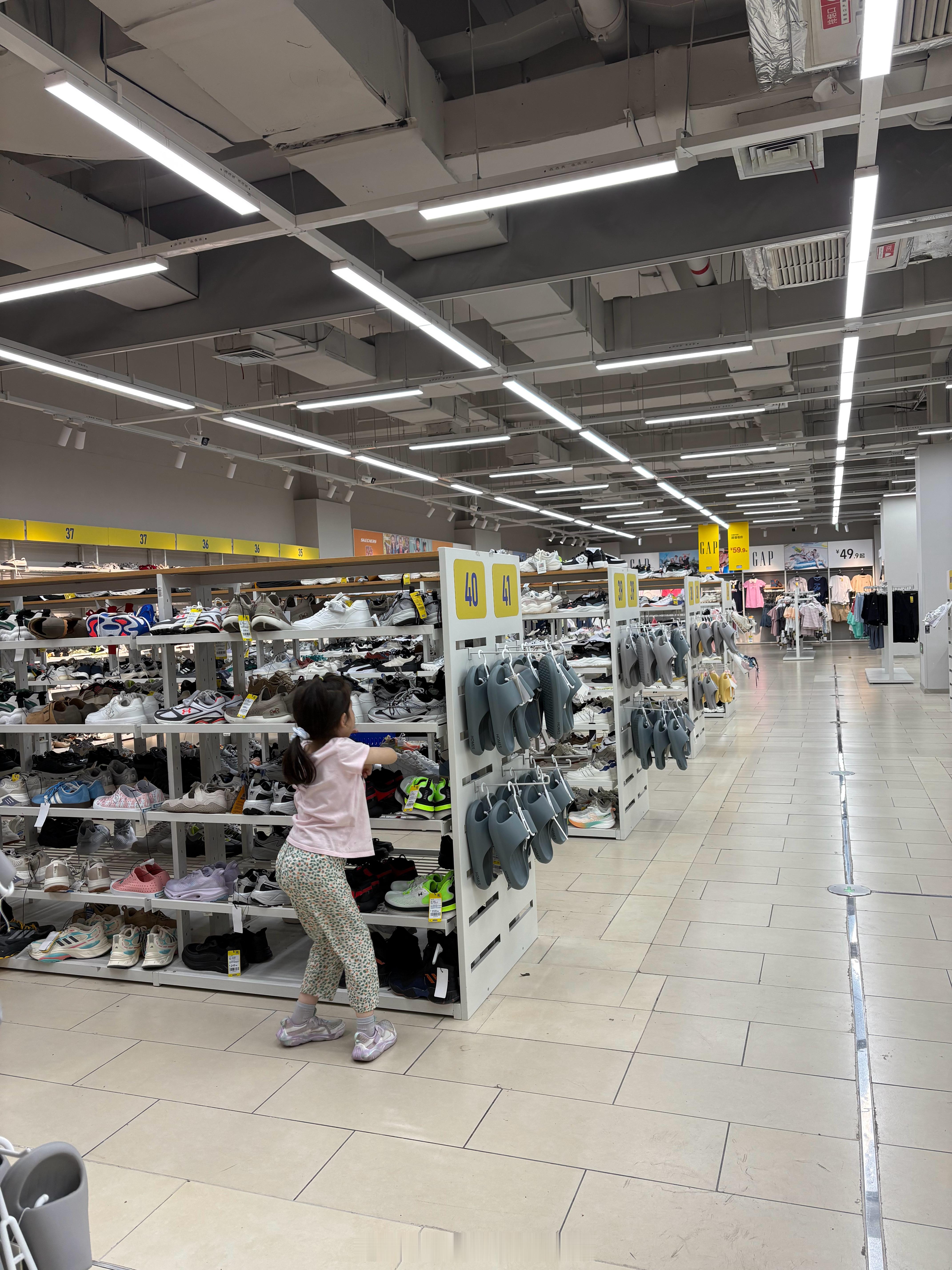 抽空逛个鞋店 