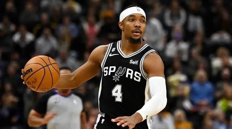 广东男篮近期势头正猛，两连胜在手，但内线问题仍待解决。杜锋指导变阵效果显著，徐杰