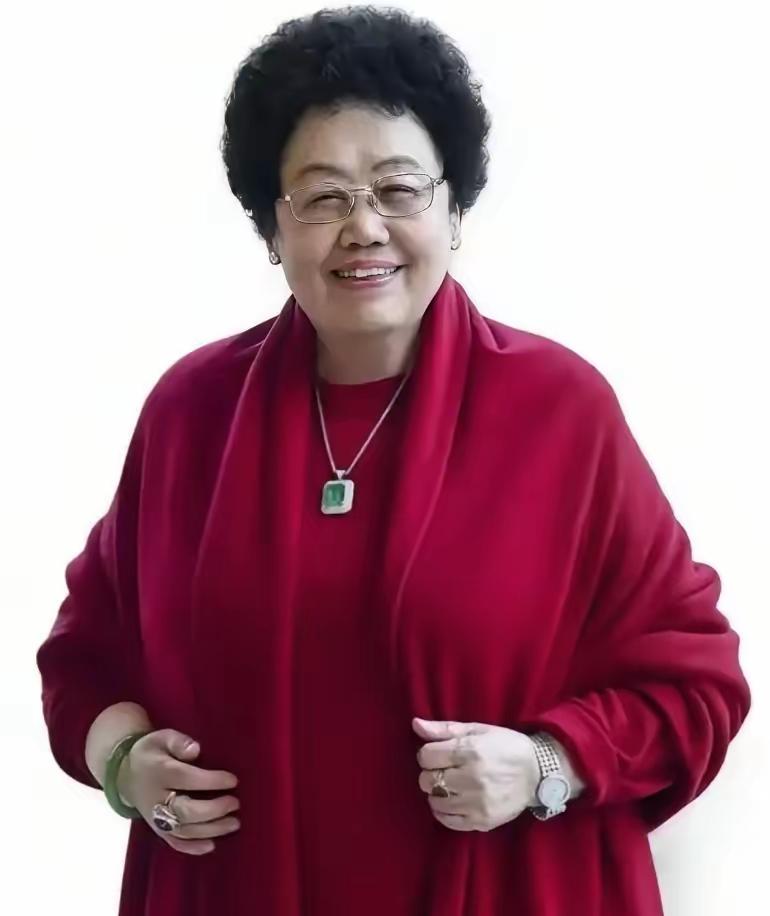 陈丽华走了，
最难受的人出现了，
不是她的儿女，也不是迟重瑞，而是陈丽华公司的员