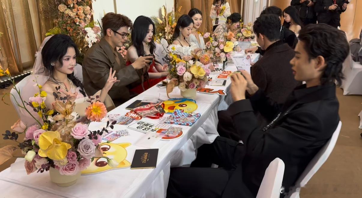 柯淳余茵视界大会再同框真的好喜欢两个人的同框 看得出来两个人私底下关系肯定很好 