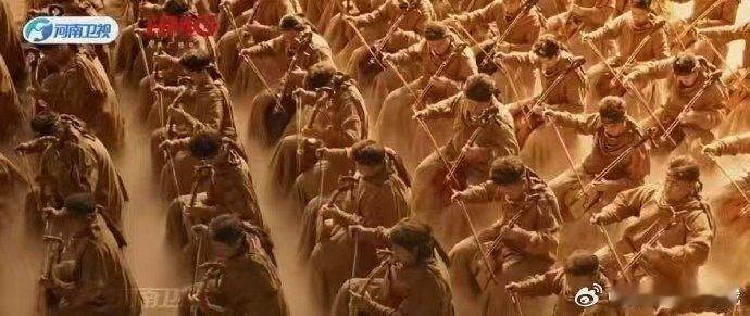 杨丽萍和千问的马舞封神杨丽萍《万马奔腾》震撼全场，野性与风骨拉满。千问AI赋能舞