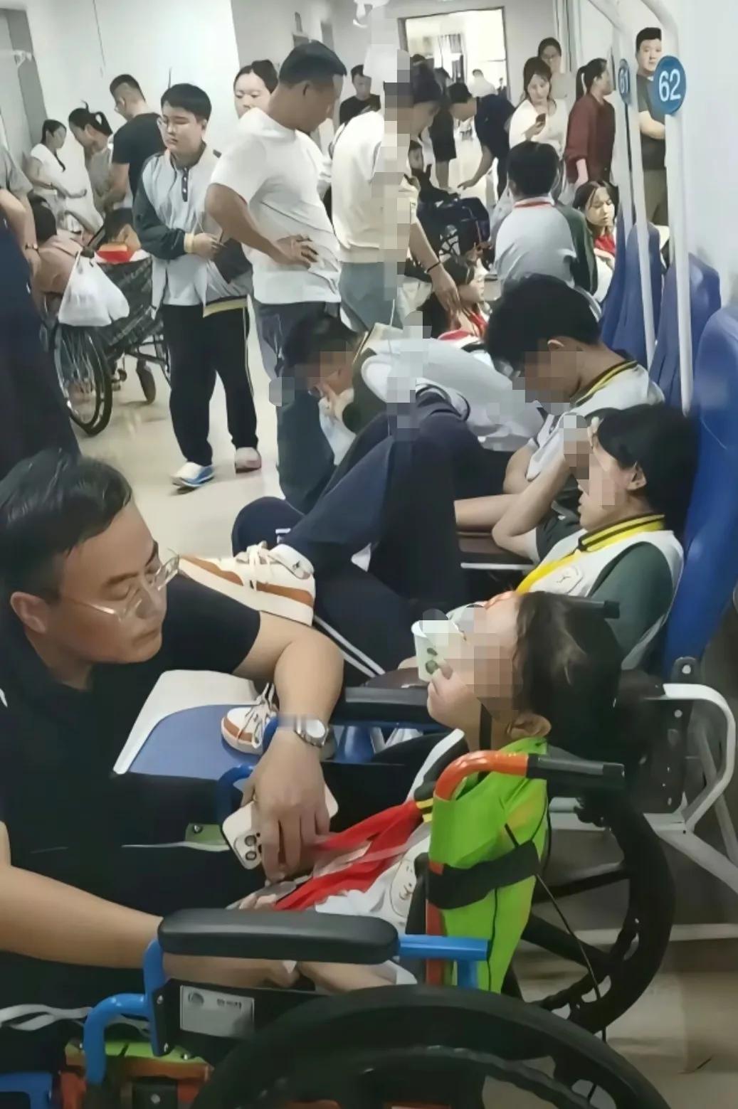 刷到一条视频，挺让人揪心的，138人，幸好处理及时，都是轻症，也算不幸中的万幸了