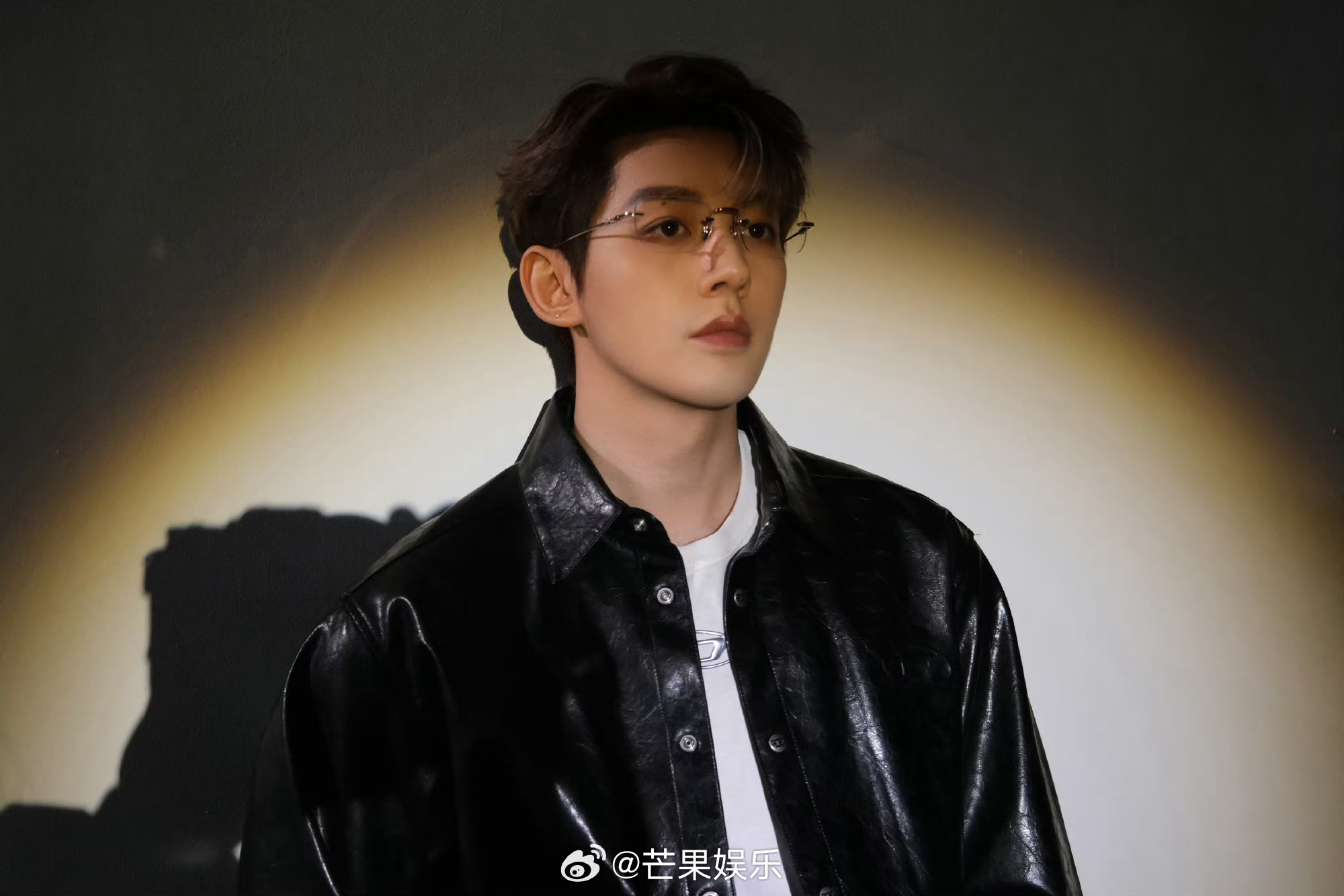 邓为皮衣无框眼镜 邓为今日份新鲜营业，无框眼镜黑色皮衣造型满满的高智感