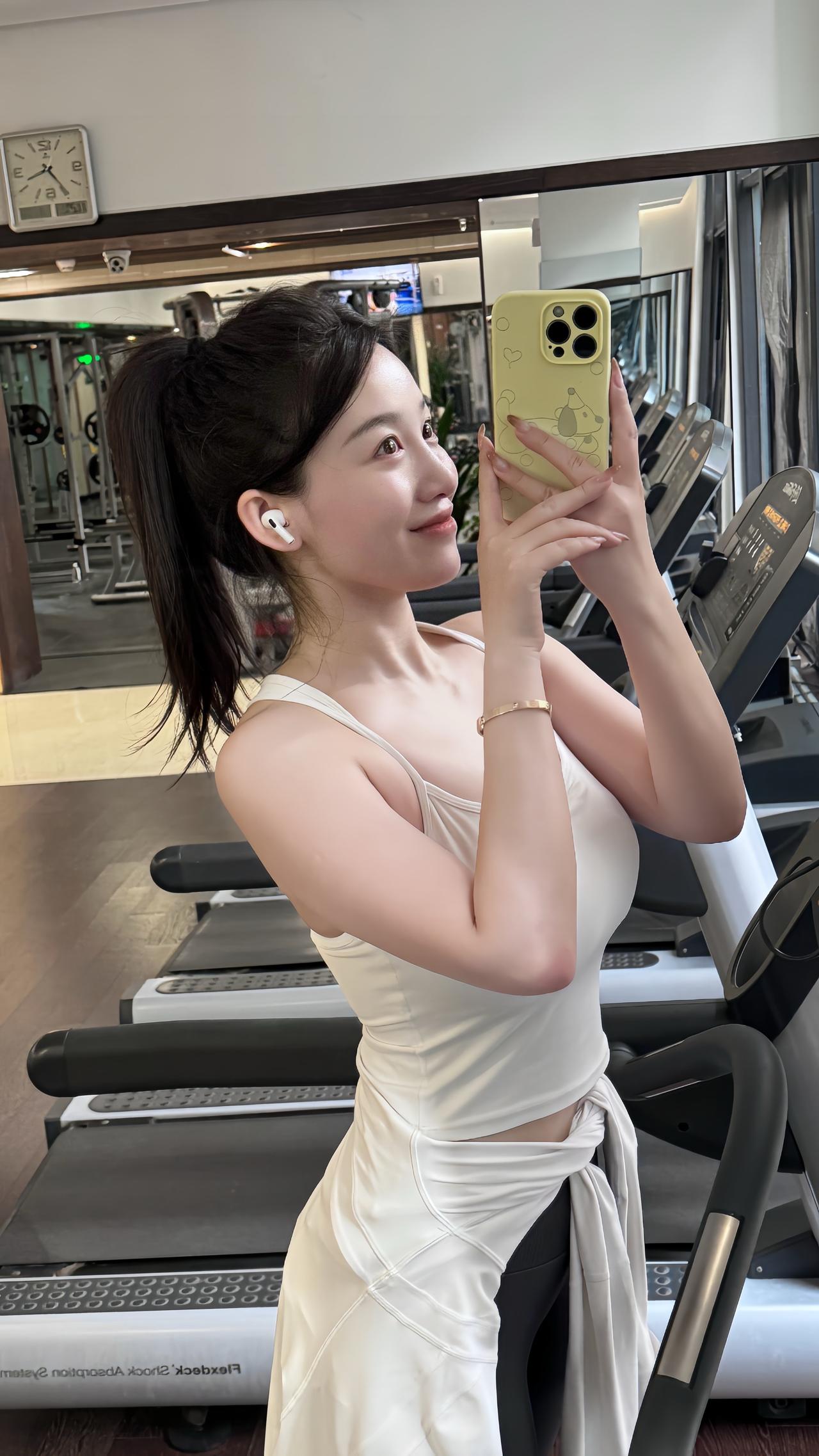 上热搜 毫无训练痕迹 白羊座穿搭 对镜拍