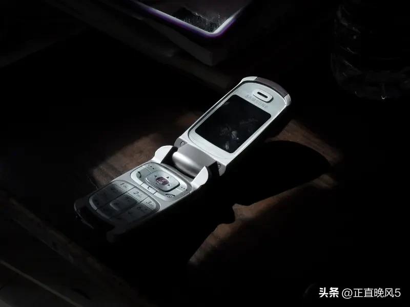 手机涨价是因为存储涨价了吗？其实都不是，华为被打压那几年，是所有手机都在涨价，苹