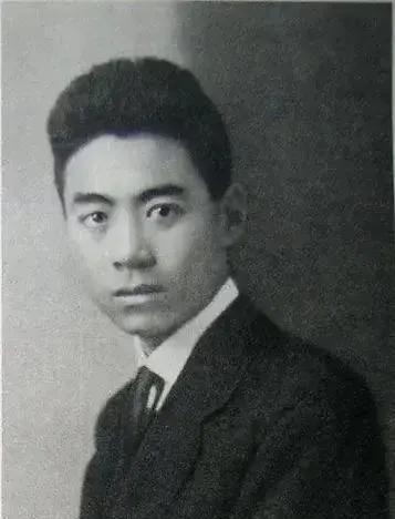 1927年，周总理不幸被捕，而负责审讯的正是他曾经的学生鲍靖中，只见他让其他人先