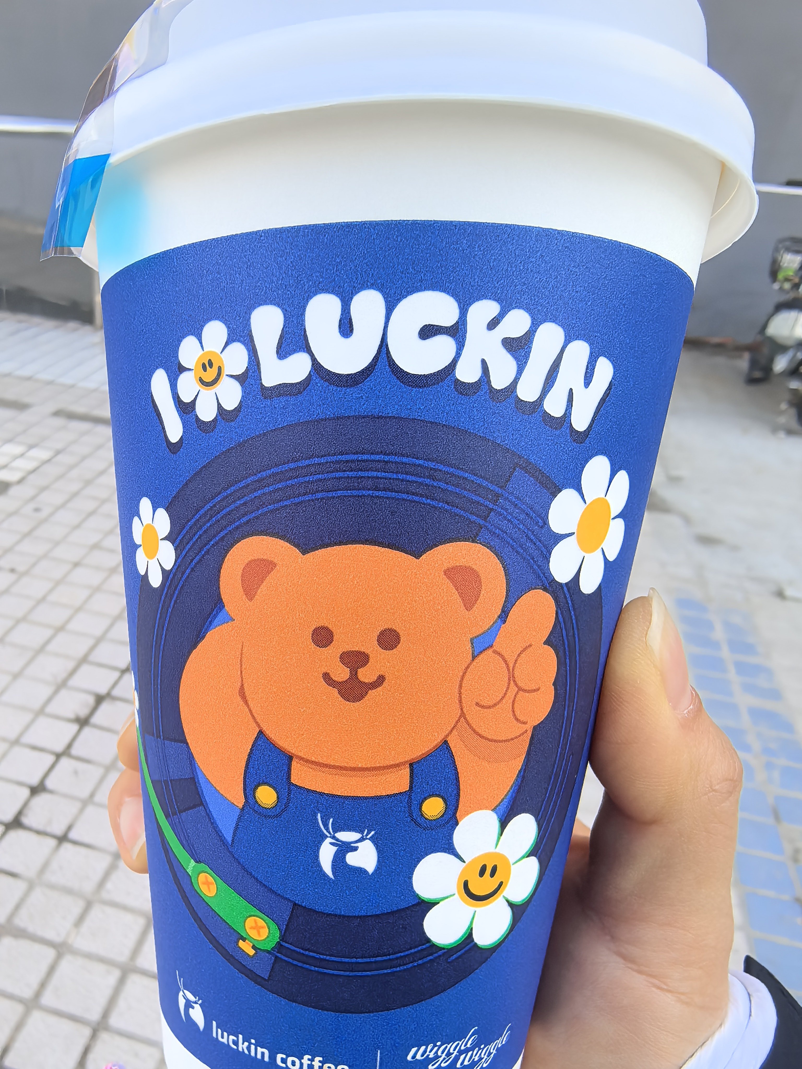 我升级了！！上午喝完热的小黄油美式特大杯。我中午能睡着一刻钟了而且我觉得这个上厕