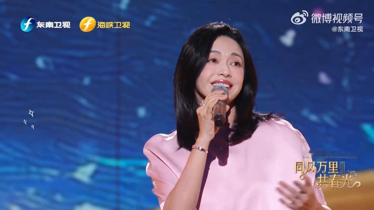 姚晨现身家乡春晚姚晨现身家乡春晚，与宁夏小朋友唱《宁夏》的画面简直太温馨啦！姚晨