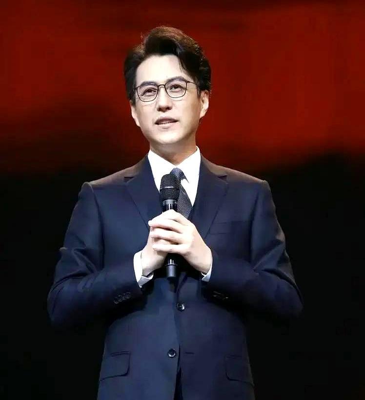 224万金表？靳东只回一句：馒头管饱
 
200亿传闻刷爆屏，我翻了福布斯旧榜，