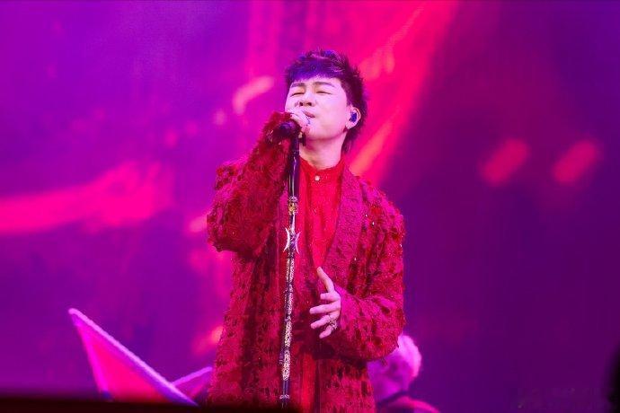歌手直播魏如萱说胡彦斌夸谁谁淘汰大家总拿胡彦斌夸谁谁淘汰打趣，本质是观众对舞台标
