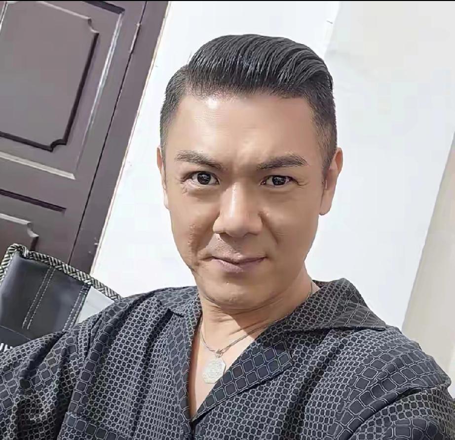 医生断言只剩一年！55岁TVB恶人彭皓锋抗癌成功带病复出
 
        5