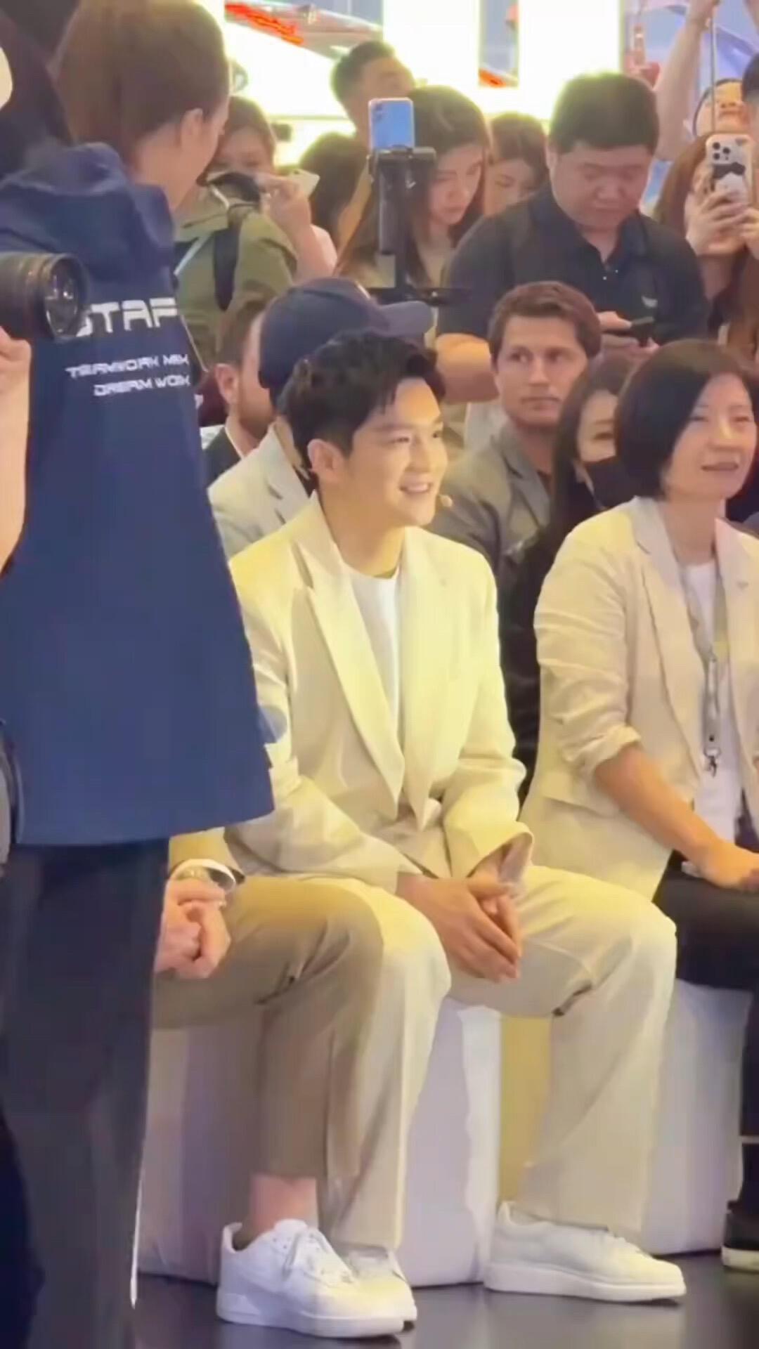 看东哥帅不帅就完了，实力先放一放，先看颜值，一眼就记住了这个穿白西装的美男子！