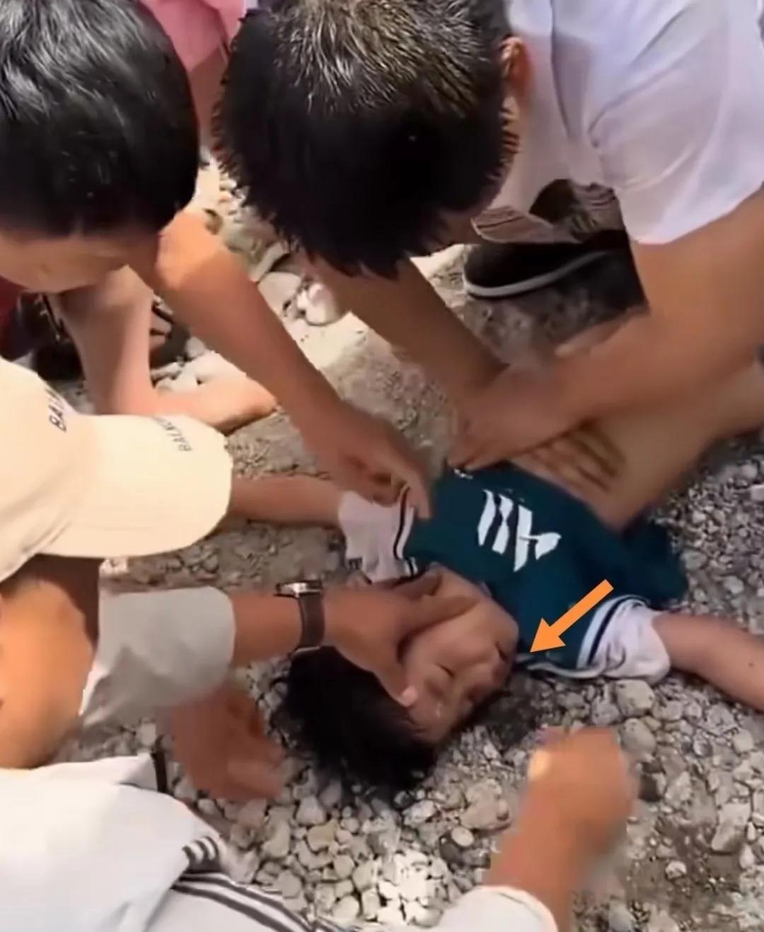 一男孩溺水后白衣大哥抢救及时正确获救成功-腹中水从口中吐出。
借此提醒家长应经常