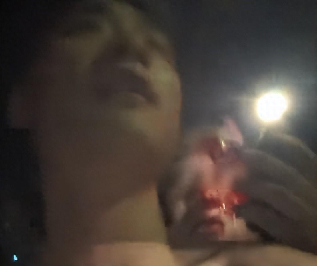 湖南小伙深夜遇男子受伤倒地出手相救：对方手机壁纸是妻女合照，深受触动，"我在单亲