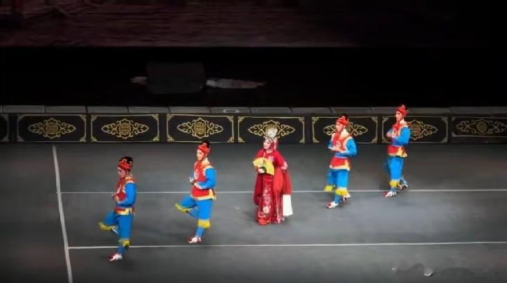 这是豫剧经典《抬花轿》的出圈名场面，轿夫们靠极致同步的无实物身段演活了抬轿动态，