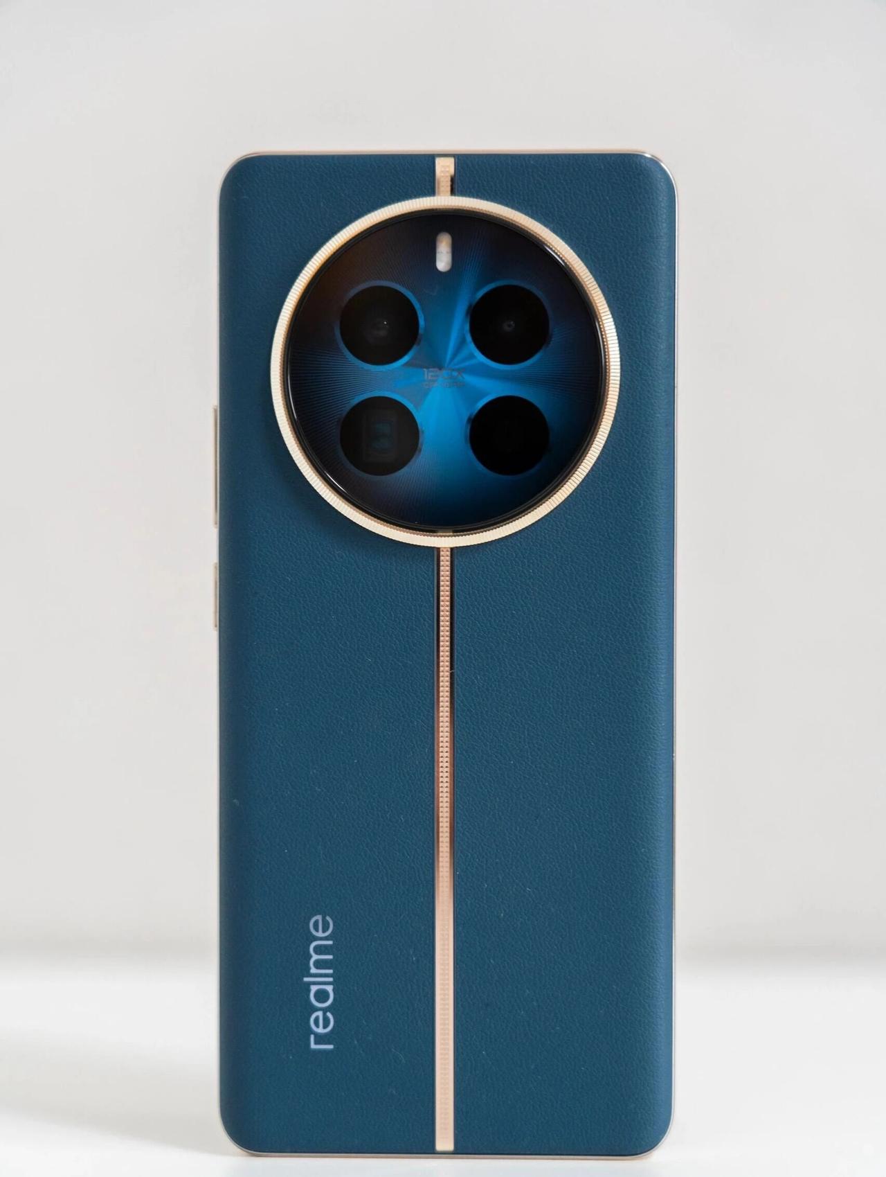 真我12 Pro+上手体验，小编说说真实感受1599元的潜望长焦？这么卷让红米怎