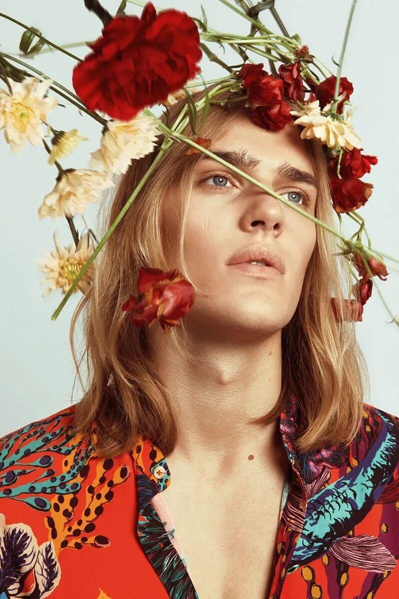 Ton Heukels 是一位荷兰男模特，早年以其标志性的长发和丰满嘴唇而闻名于