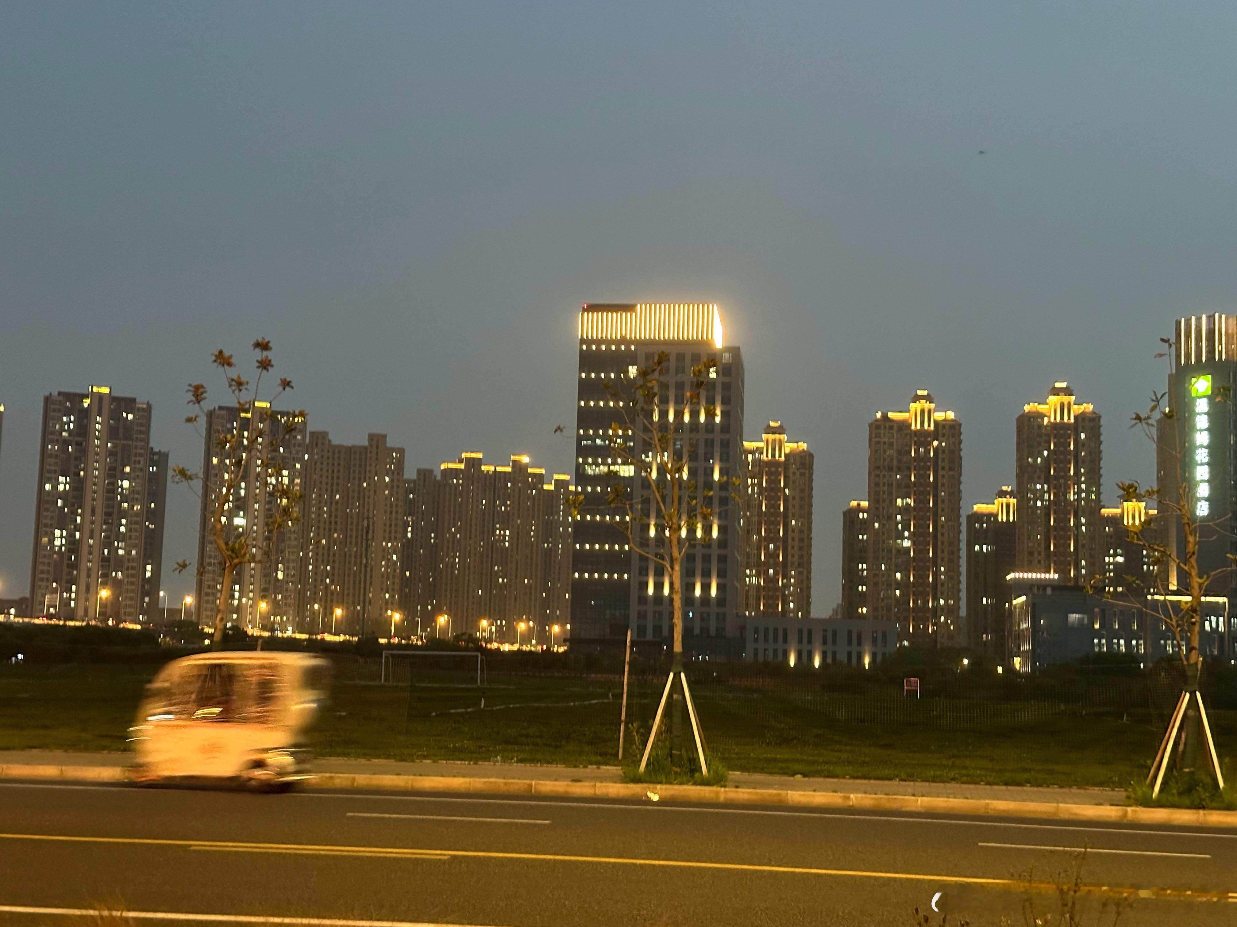 这样看是不是像一个二线甚至准一线城市？楼房密密麻麻还是挺壮观的，但是入住率都很低