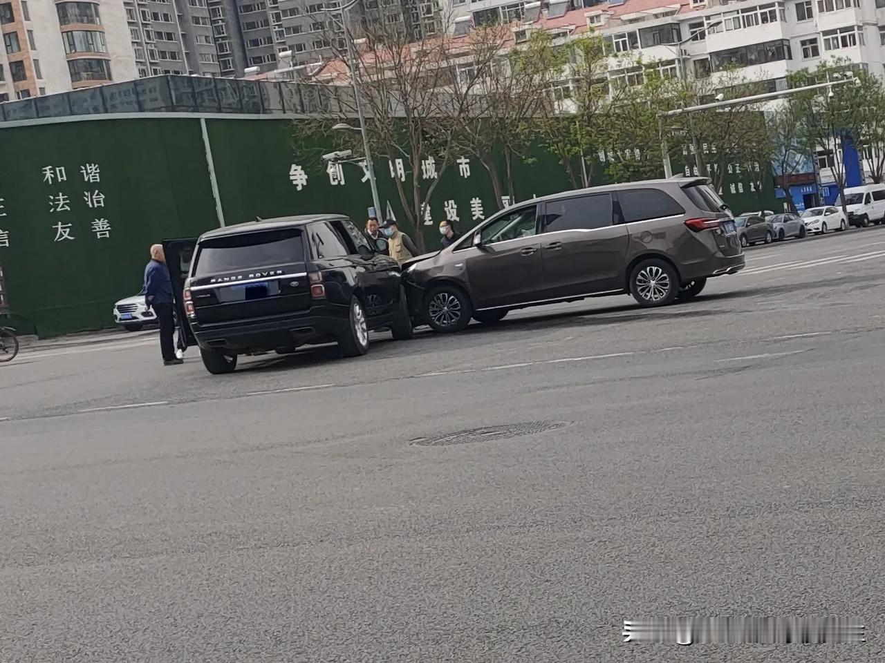 迎泽西大街改造，道路变窄，信号灯不明显，极易发生事故，这不一路虎与别克抢行相撞。