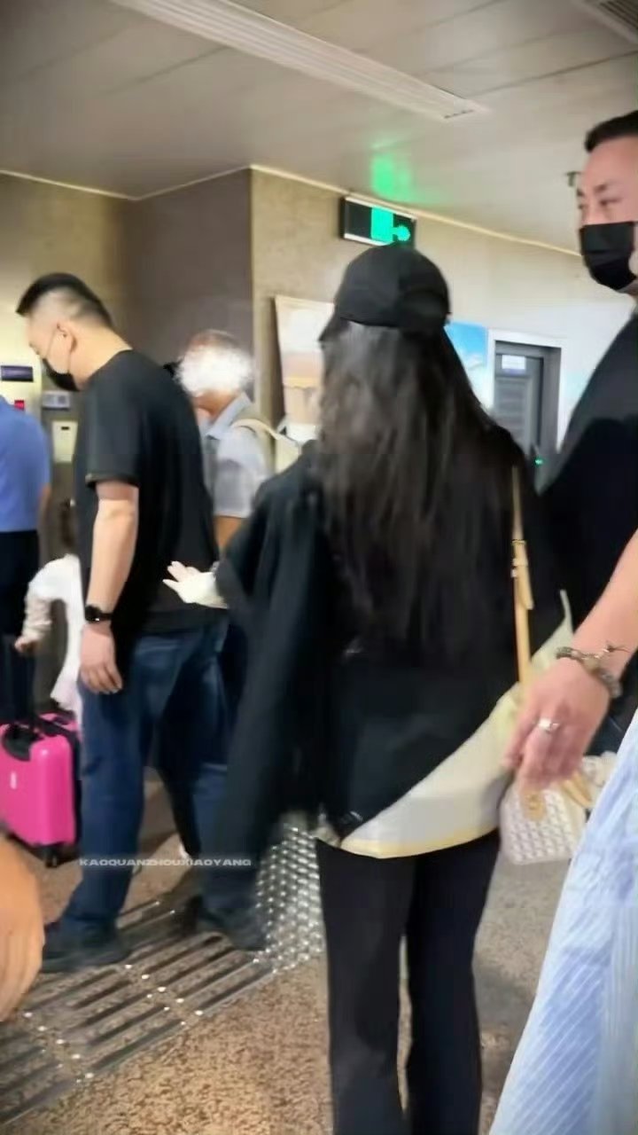 刘亦菲提醒保镖别撞到小朋友比起红毯上光芒万丈的模样，这种生活化的温柔更让人觉得亲