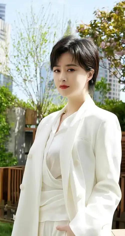 10月27日，话题蒋欣被男设计师亲了脖子登顶文娱热搜，事件源自当日MESSENT
