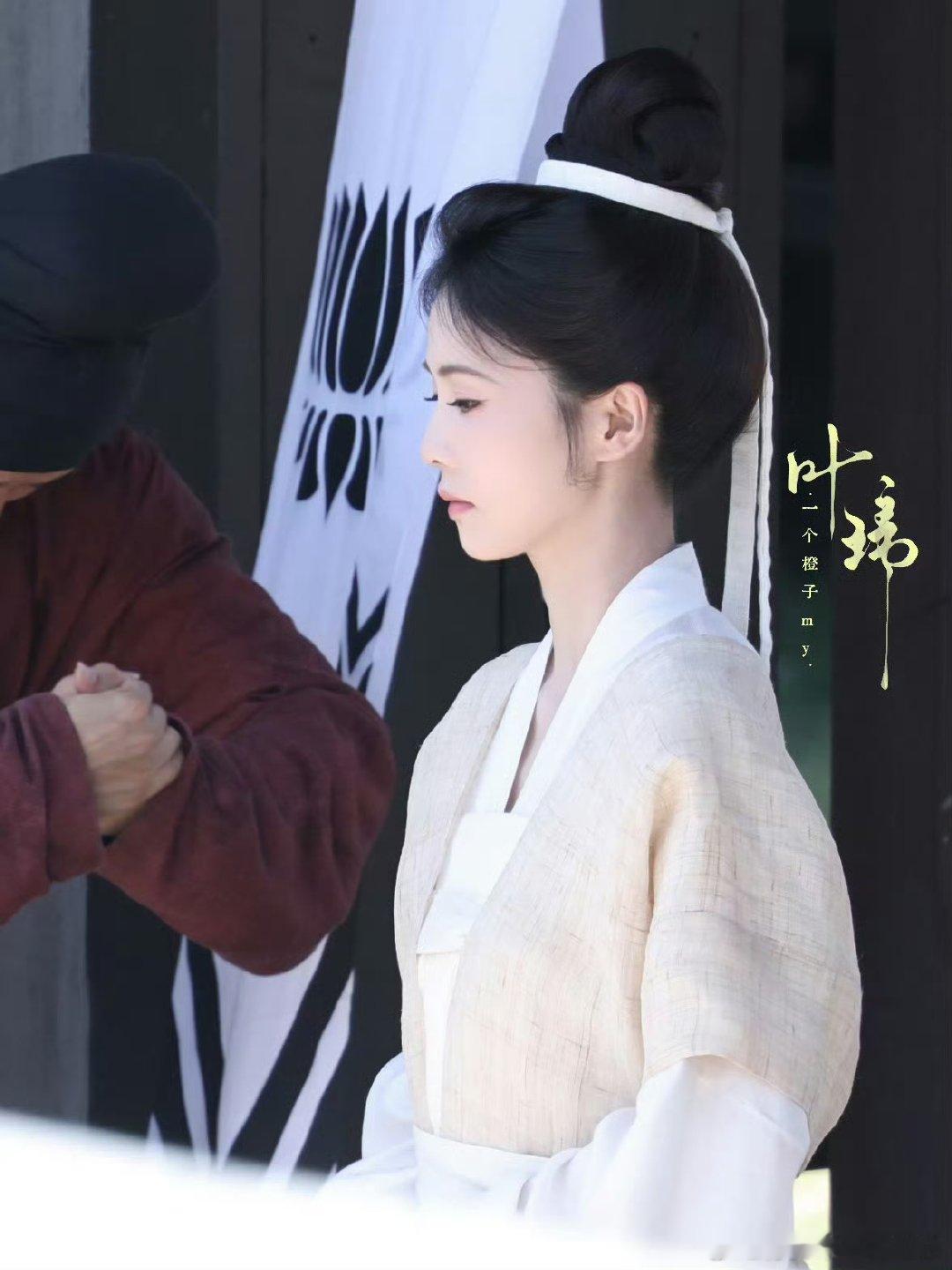 白鹿莫离孝服造型白鹿莫离孝服路透着一身孝服美的如此出尘～ ​​​