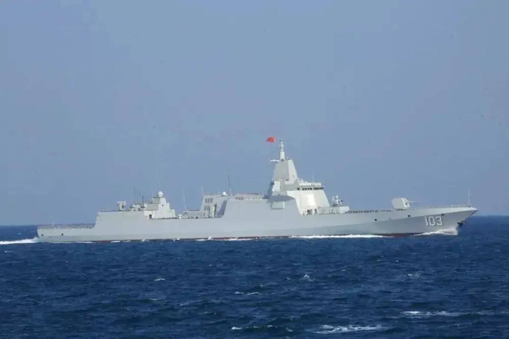 黄海上空炮火齐鸣！055鞍山舰硬刚无人机蜂群，俄指挥官看完感慨，美日彻底清醒
 