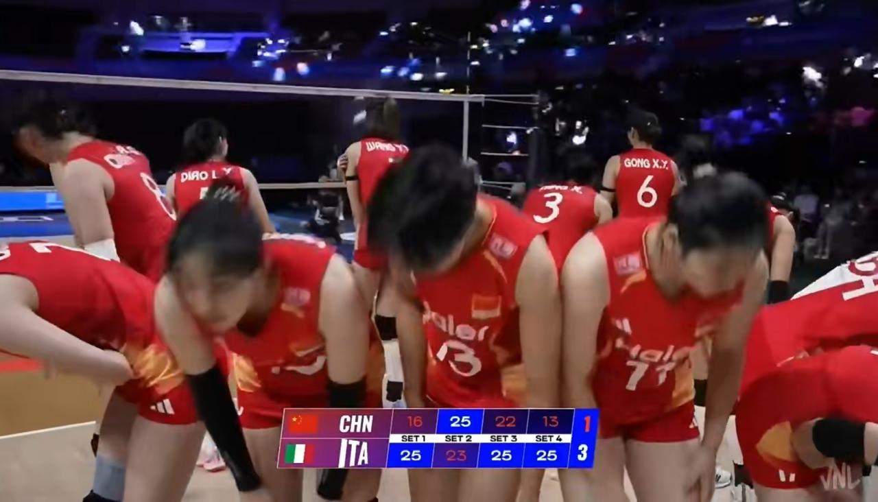 中国女排以一场失利，
结束了今年的女排国家联赛，
中国女排1-3意大利女排，
排