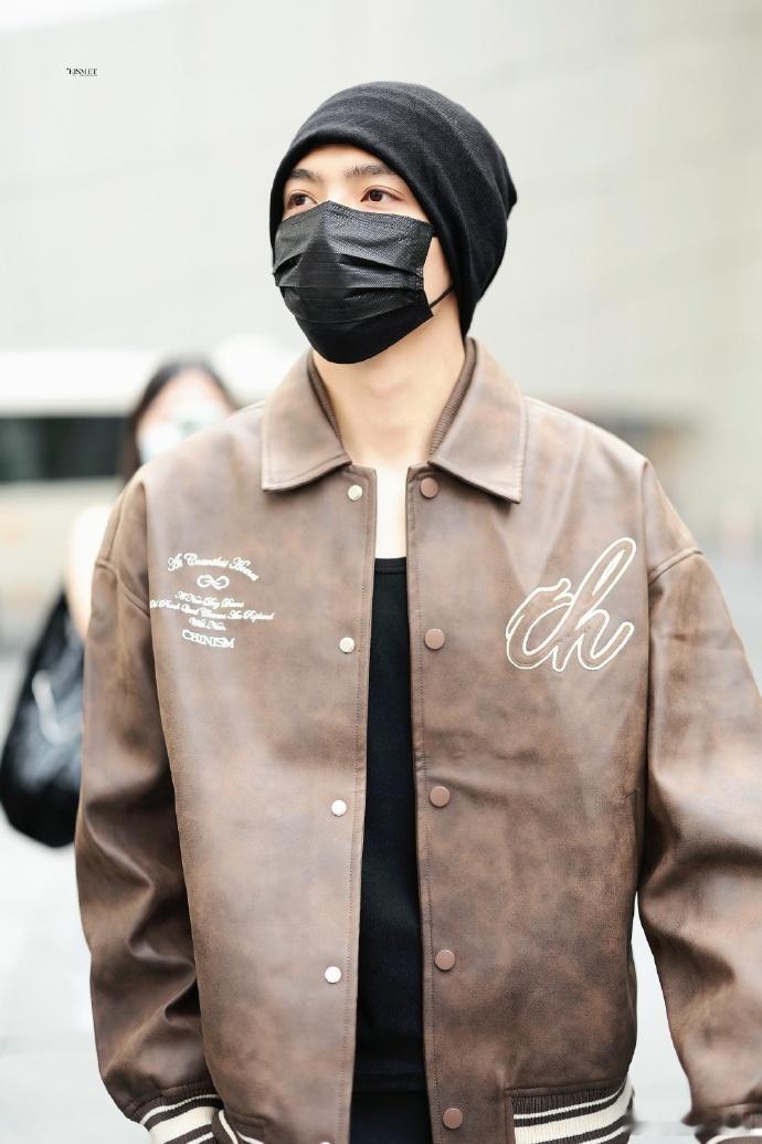 #罗一舟棕色皮衣上班路透##罗一舟黑色冷帽cool感# 罗一舟的话剧《抗战中的文