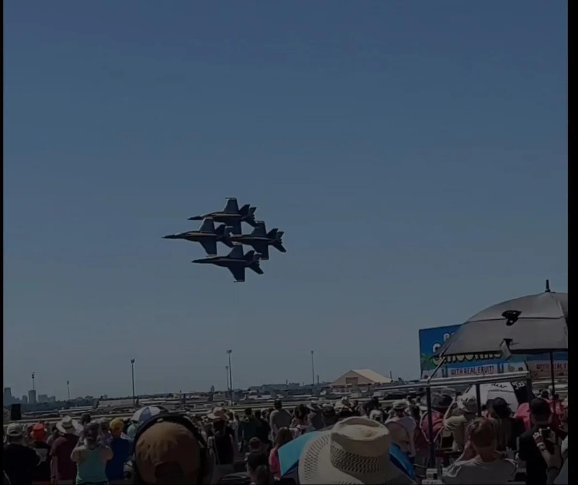 美国海军航空兵蓝天使飞行表演队在飞行。该说不说，这不仅是摄影角度问题，的确这个编