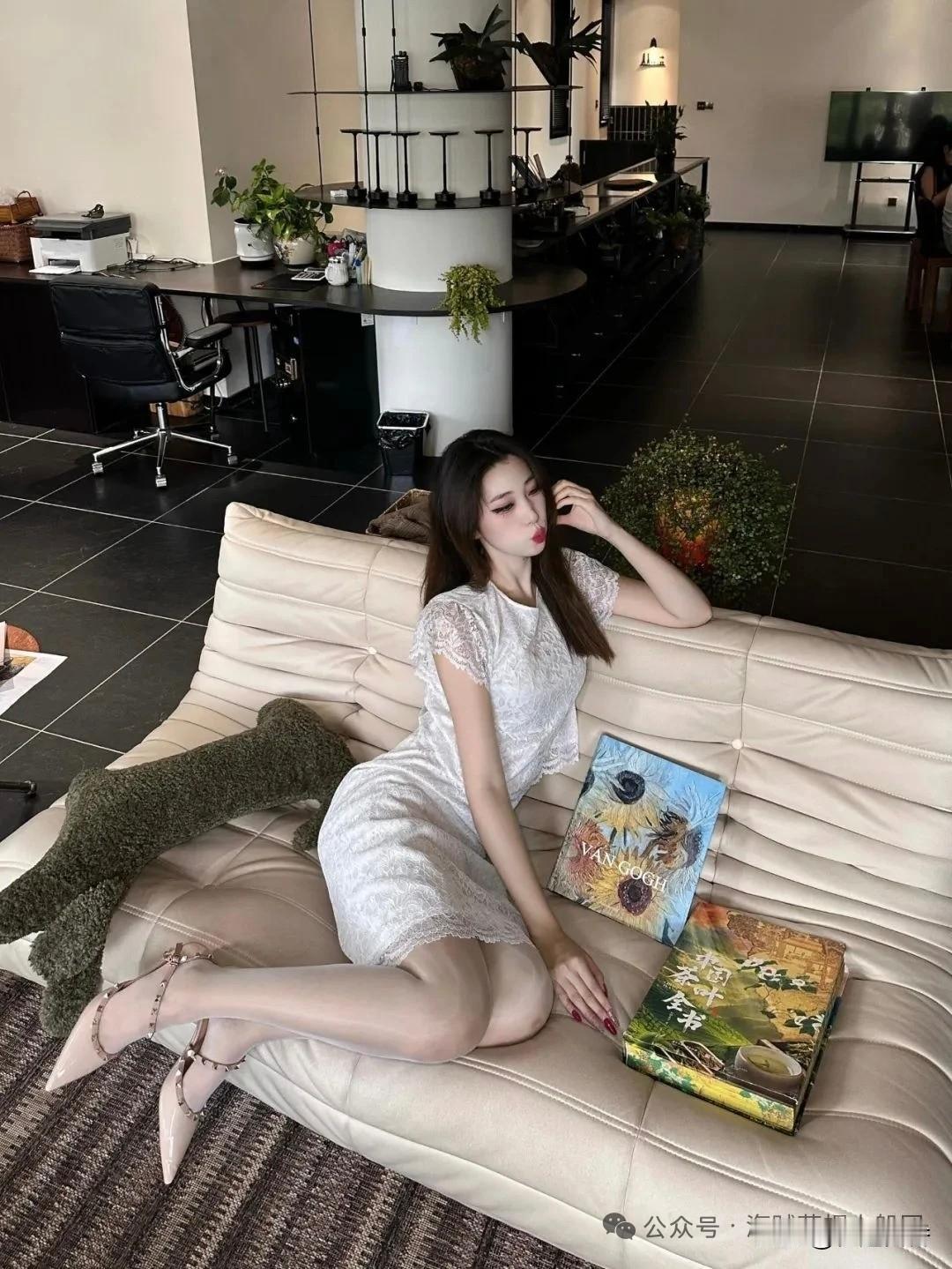 优雅时光，静享午后，慵懒与艺术相伴。