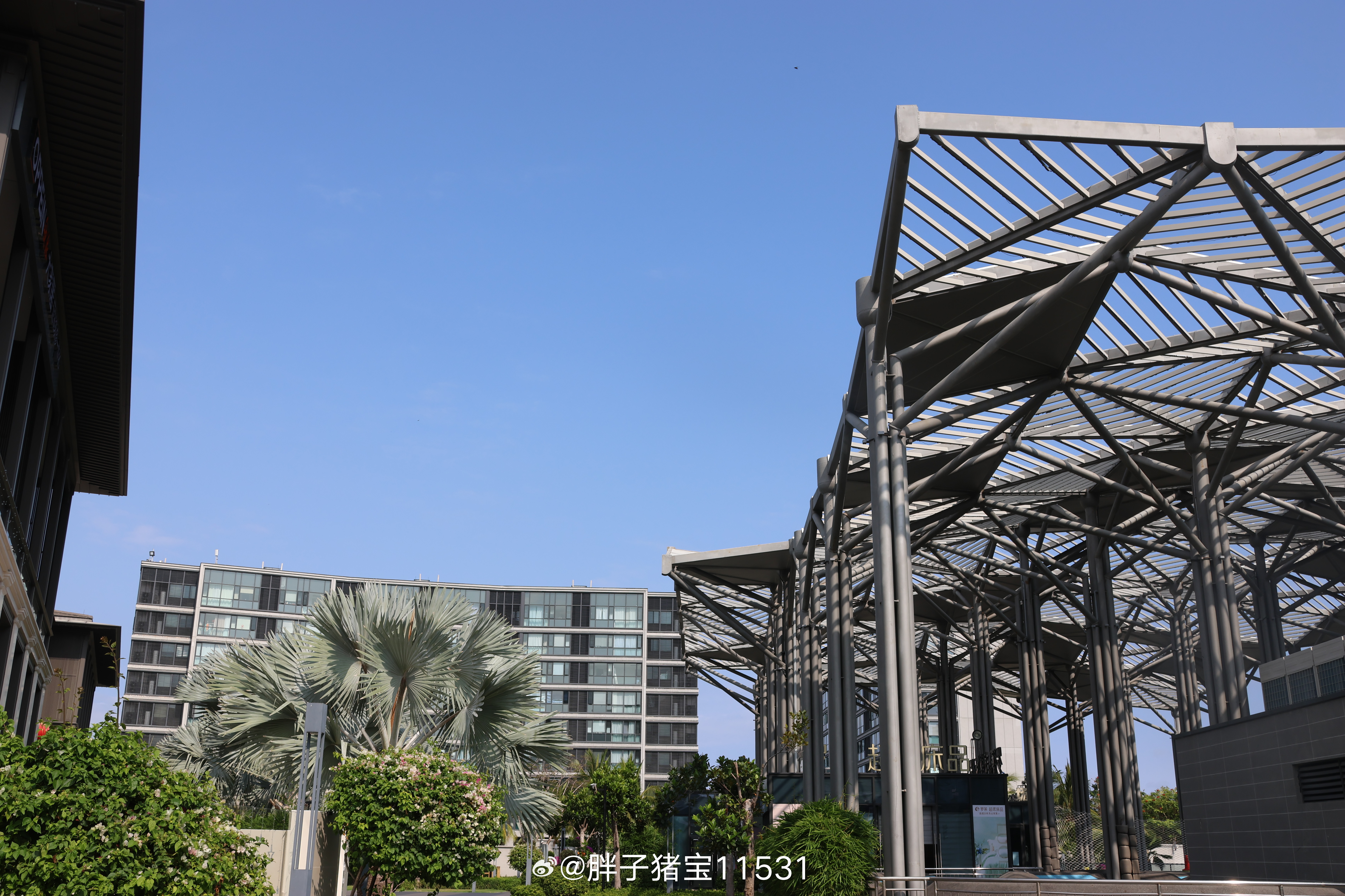 这边确实北纬18度的海28度的年前两天热的开空调昨天开始降温，21-28，很舒服