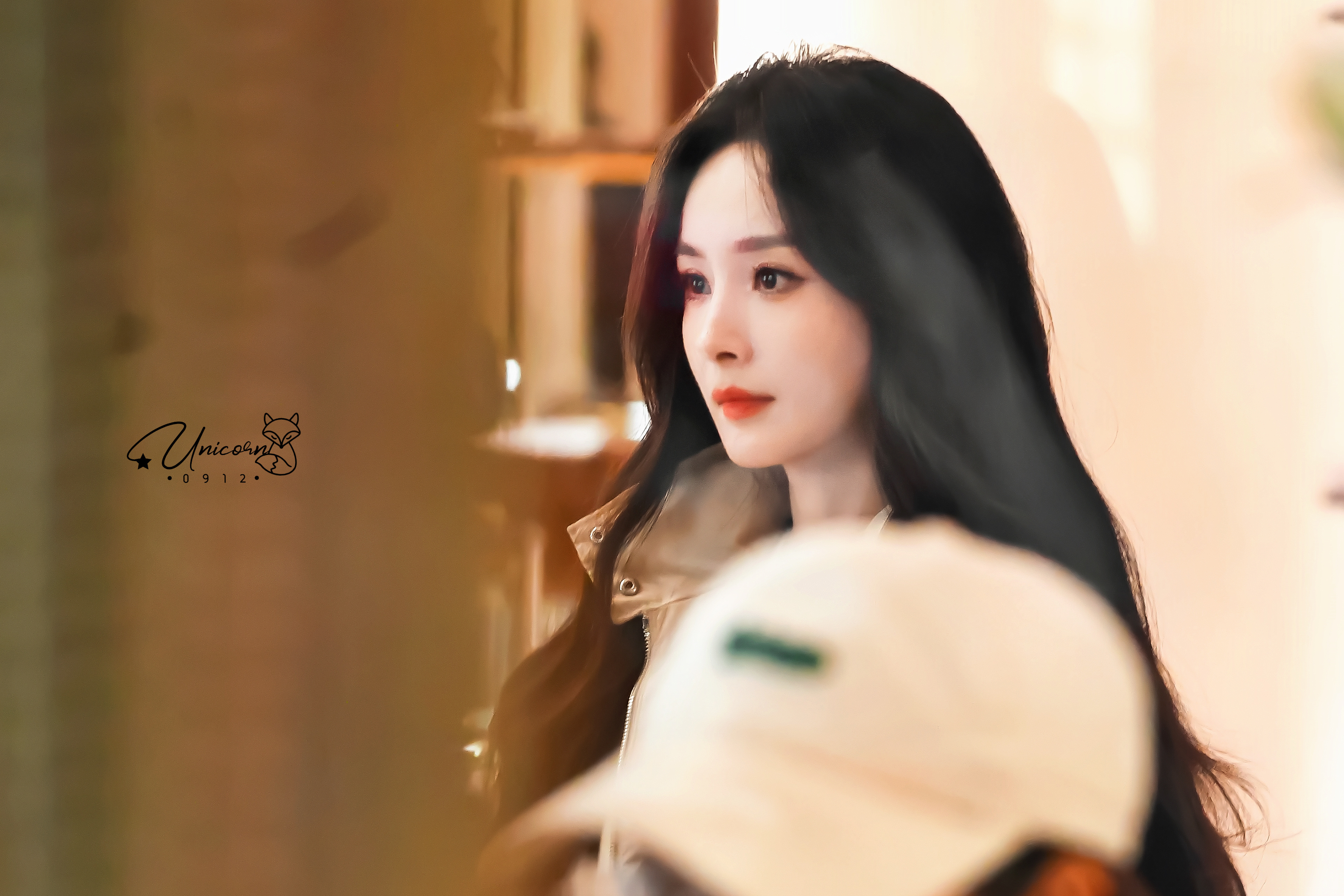 杨幂 🦄 米兰偶遇杨幂探店靠近姐姐 迎面而来的先是香气杨幂prada品牌代言人