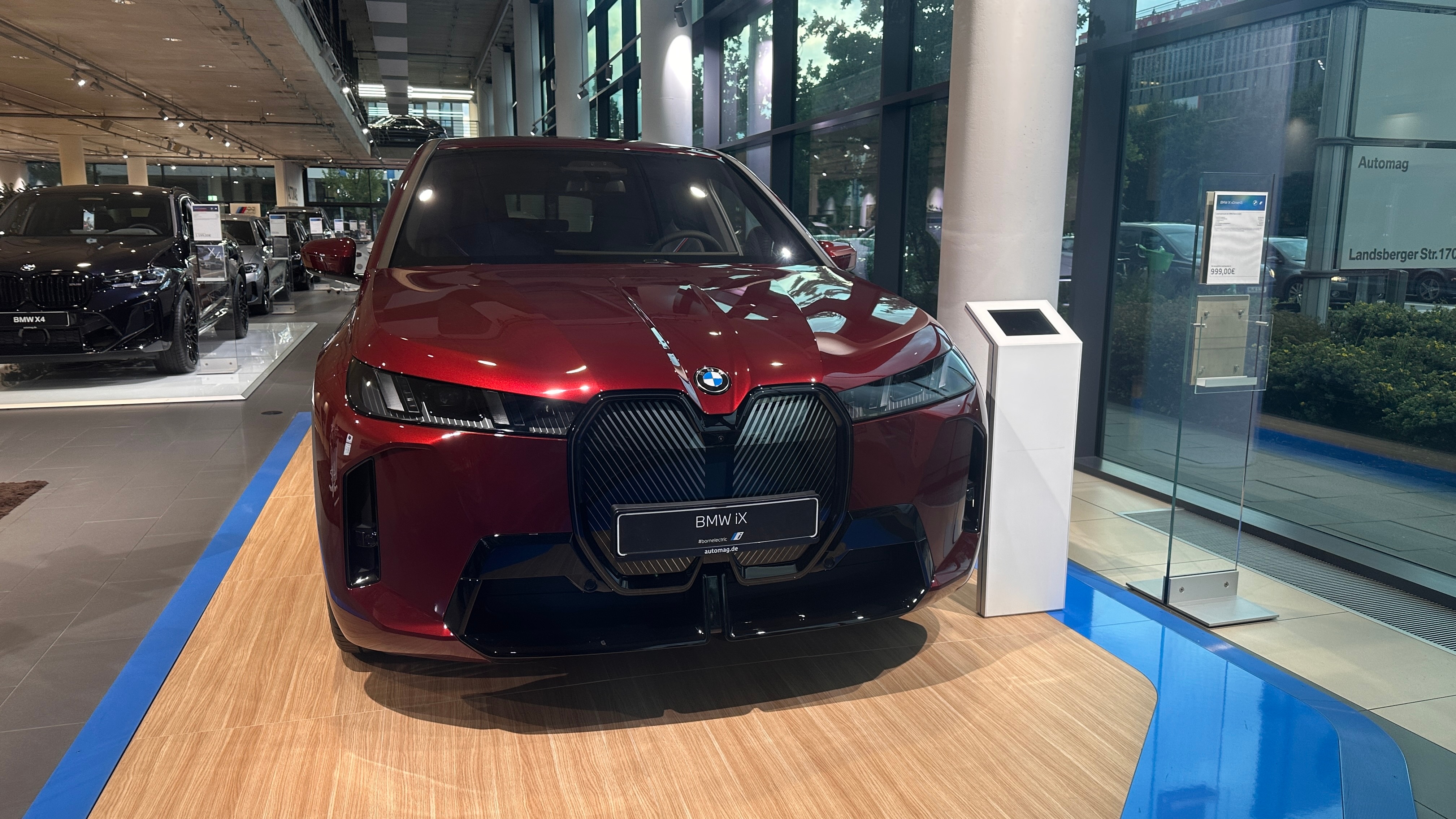 在德国新款iiX x Drive45 售价99900欧元起，大约83万人民币。贵
