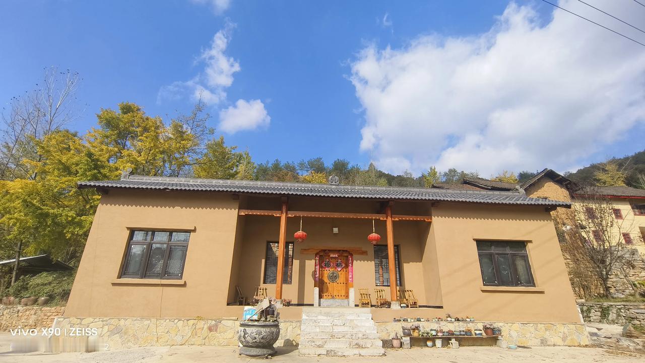 #晒一晒蓝天白云下的景色#这是一个安静的小山村，隶属于南漳肖堰镇管辖。这里有50