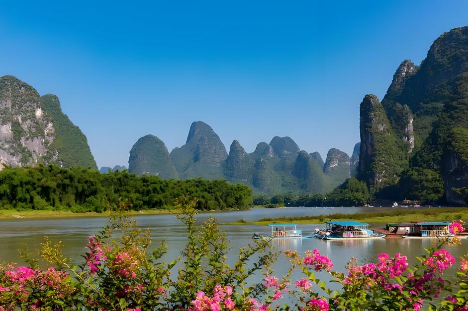 刚褪去职场的忙碌，首个五一假期，我和老伴都不愿再赶人挤人的热闹，只想寻一处惬意，